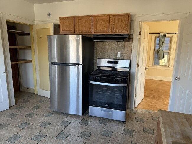 Building Photo - 1645-1647 N Astor St