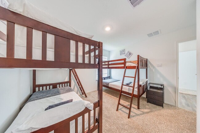 Building Photo - 6055 Diamond Vis Ct