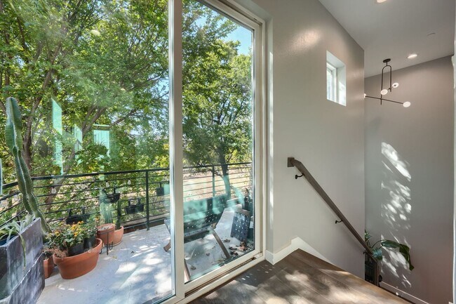 Building Photo - End Unit Townhome