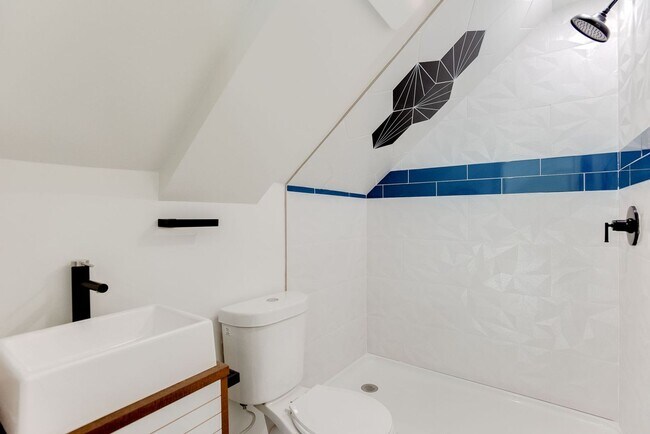 Building Photo - Amazing 2 bedroom, 2 bathroom 1,330 sf hom...