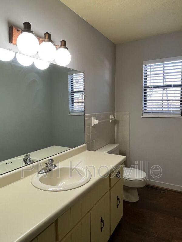 Building Photo - 1452 Buxton Dr