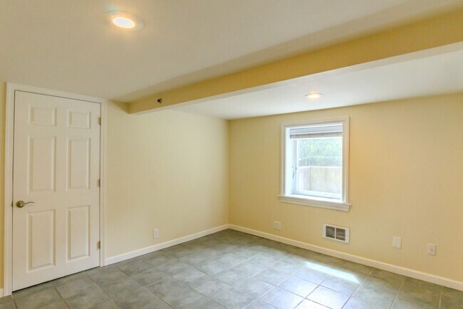Building Photo - Spacious 1 bedroom Maple Leaf Bungalow w/AC!