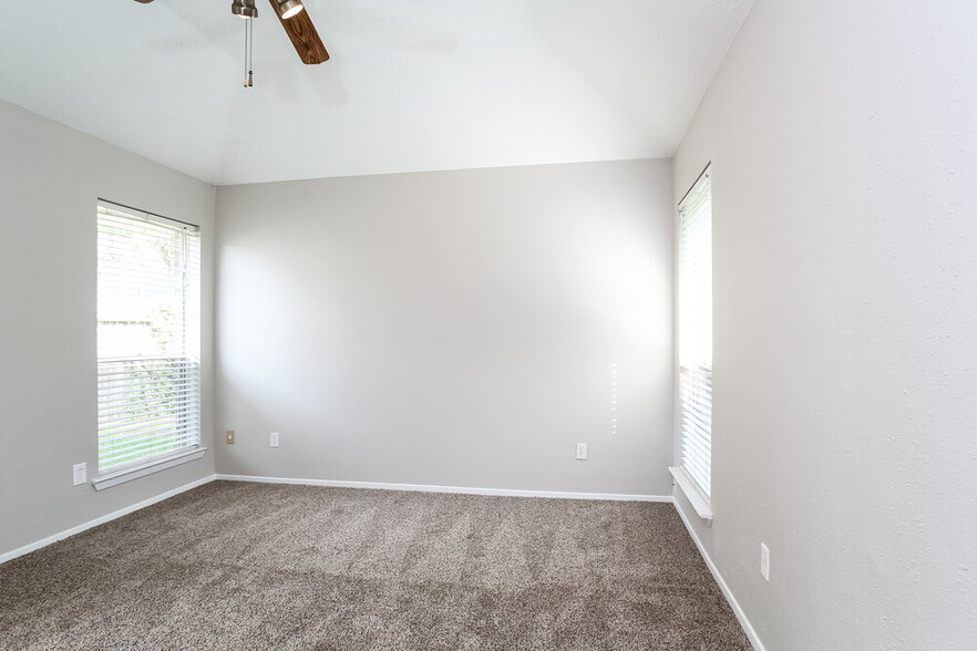 Building Photo - 9215 Grandview Park Dr
