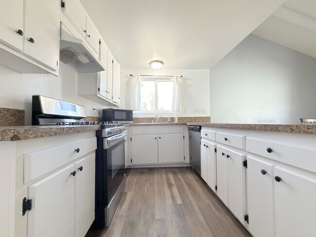 Building Photo - 9845 Hayvenhurst Ave