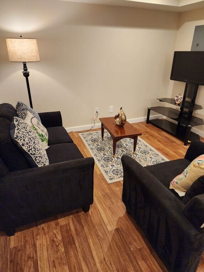Building Photo - Fully FURNISHED OR UNFURNISHED 2 Bedroom 1...
