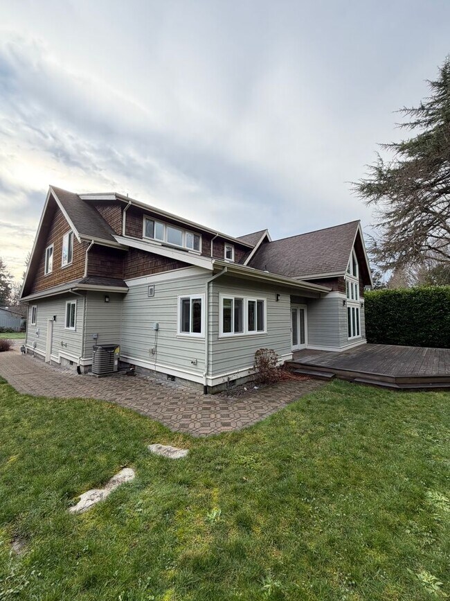 Building Photo - Gorgeous Custom Home In the Uplands Neighborhood. 4bd plus office. 2944sf.