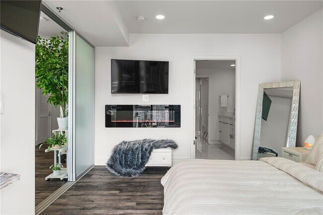 Building Photo - 3338 Peachtree Rd NE