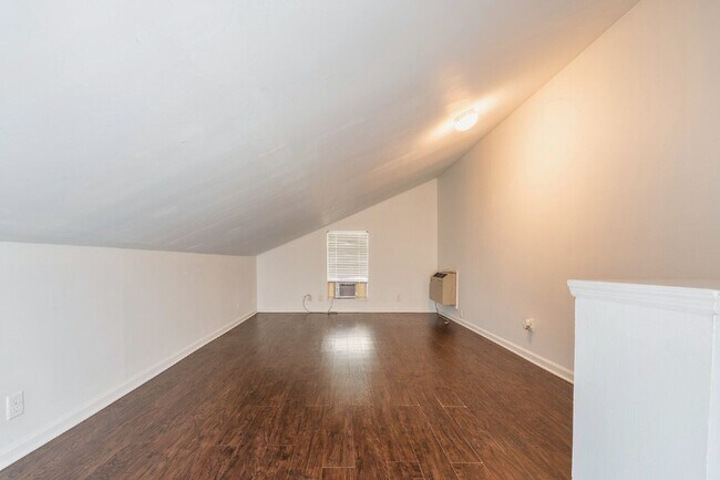 Building Photo - 348 N Birchwood Dr