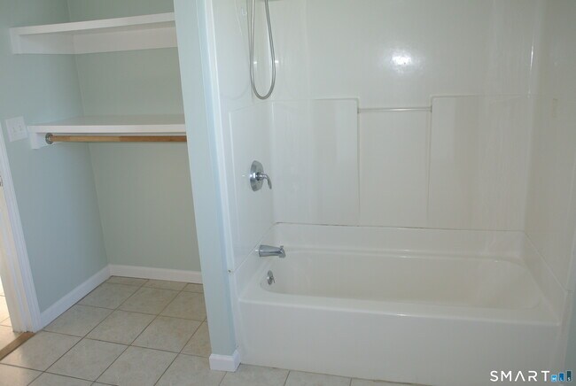 Building Photo - 492 W River St