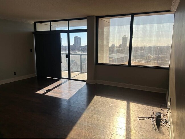 Building Photo - 410 W 7th St