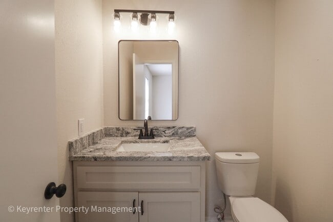 Building Photo - E 31st Ct Duplex