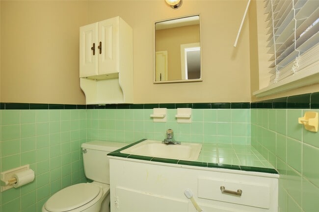 Building Photo - 103 E Meadow Ln