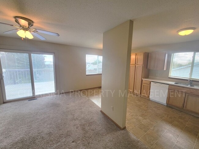 Building Photo - COZY 3 BD, 2 BA HOUSE IN NORTHWEST SIOUX FALLS!