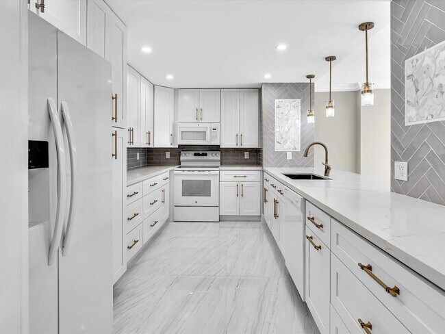Building Photo - 1150 Hillsboro Mile Apt #1150, Hillsboro B...