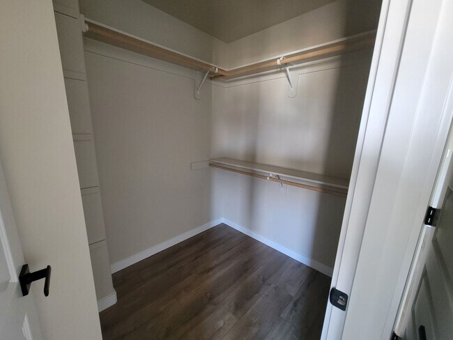 Building Photo - 3 Bedroom, 2.5 Bath Unit in Single Family Residence, White City