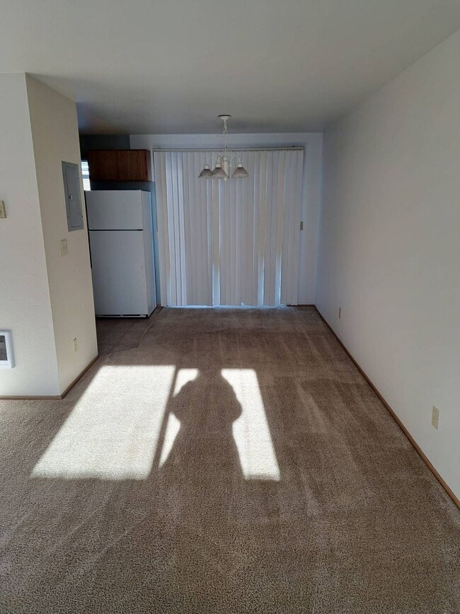Building Photo - 2 Bed/1.5 Bath Apartment - NE Purcell Blvd