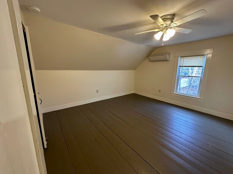 Bedroom (larger) - 44 Kansas Rd