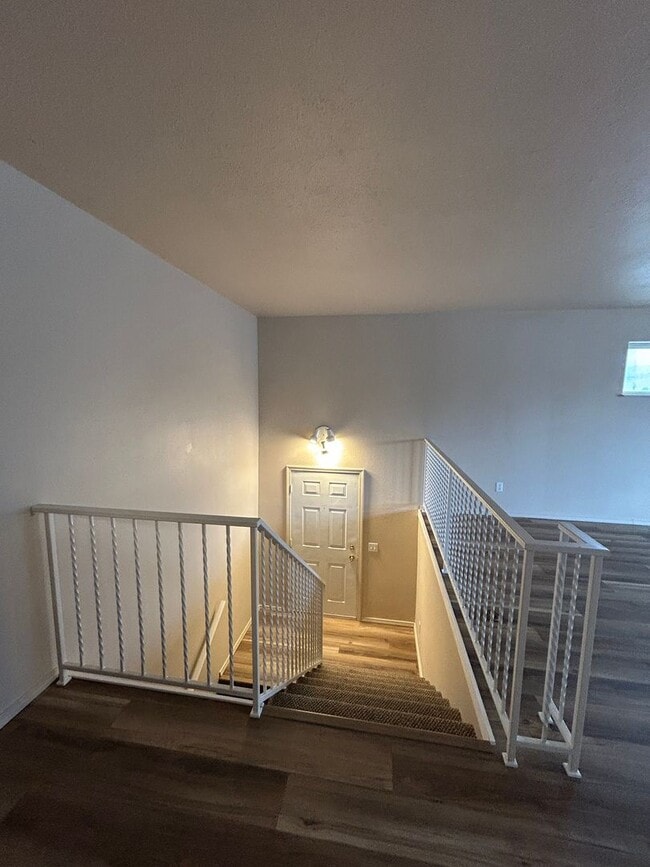 Building Photo - Split Level Townhouse