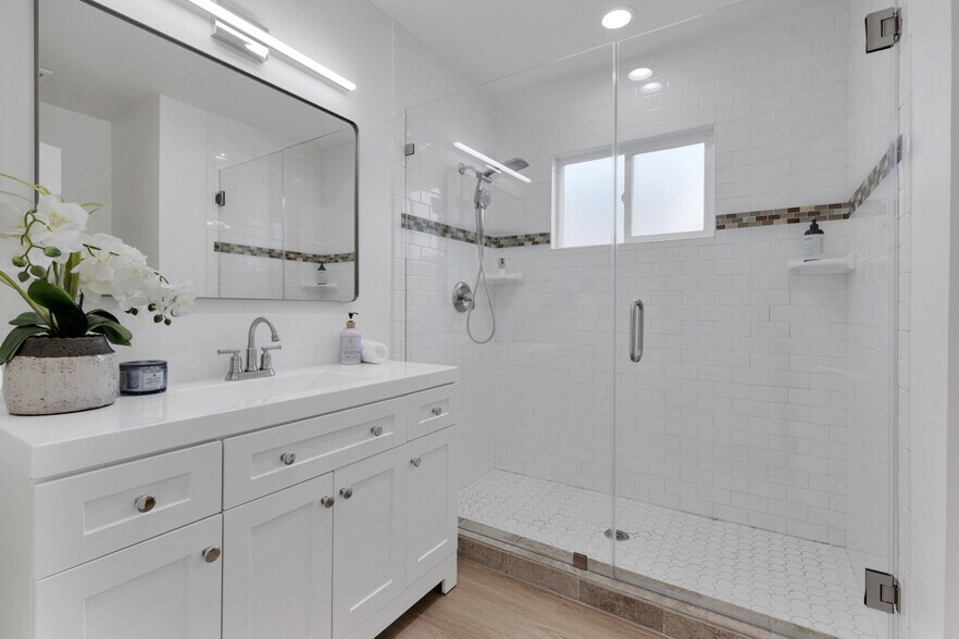 Building Photo - 17733 Los Alimos St