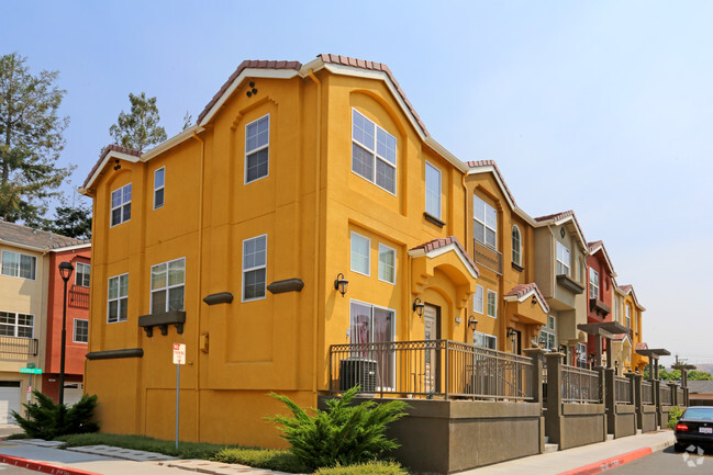 Building Photo - Lunare Townhomes