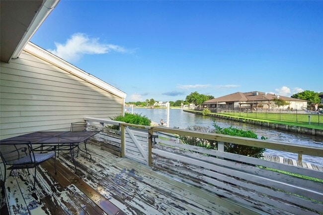 Building Photo - 3 April Point Dr S