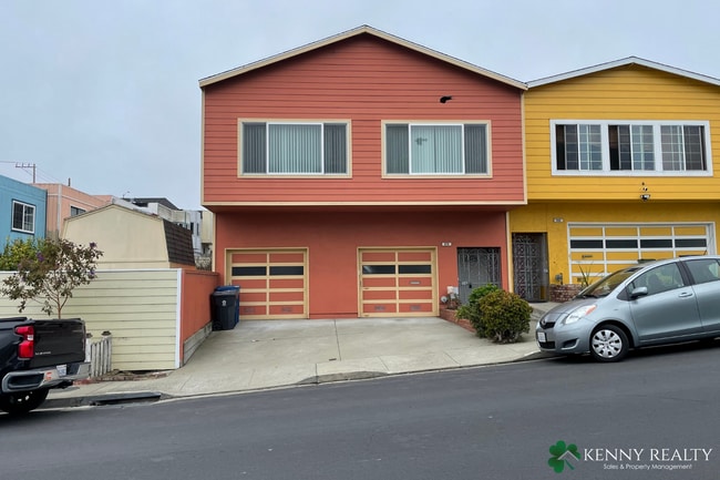 Building Photo - Spacious Six Bedroom, Three Bathroom Home ...