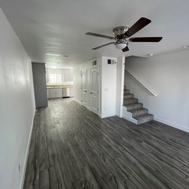 Building Photo - Beautiful appartment, 2/1.5 with AC  & Pri...