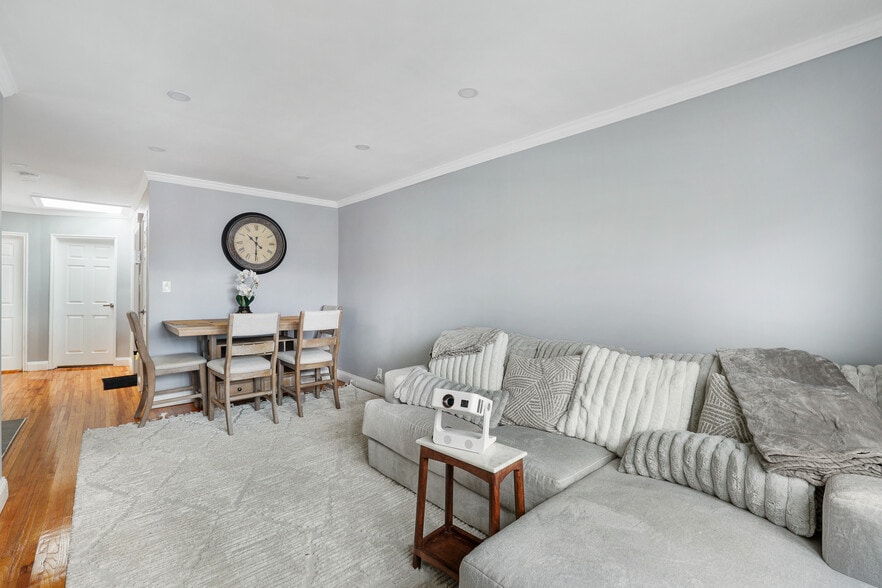 living/dining room - 6312 Beach Channel Dr