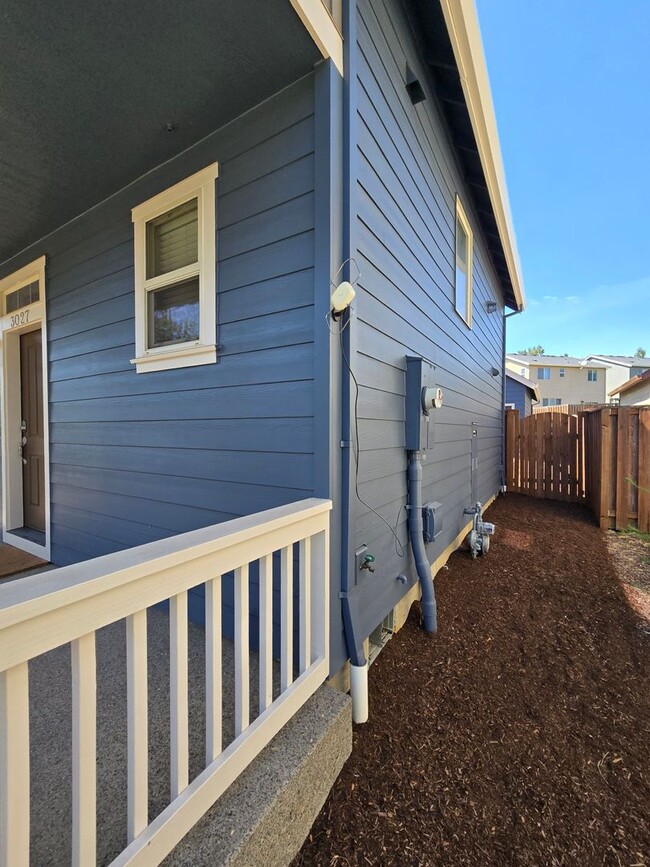 Building Photo - Small Dog Friendly 2 Bedroom 1.5 Bath Hous...
