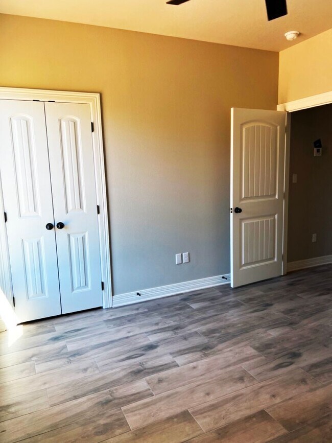 Building Photo - 1151 Green Wood Cir