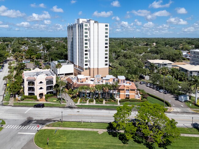 Building Photo - 920 N Shore Dr NE