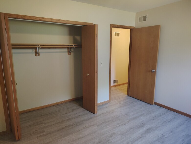 Bedroom #3 - alt view - 700 Iroquois Ct