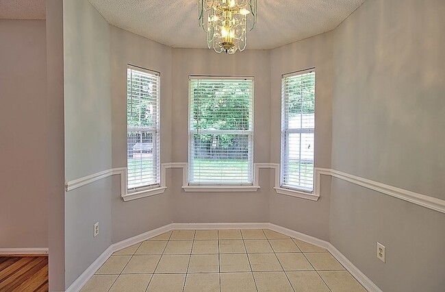 Building Photo - 210 Easy St