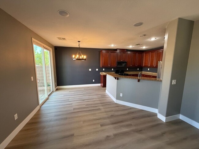 Building Photo - Beautiful 3BED/2BATH  2-Story Townhome in ...
