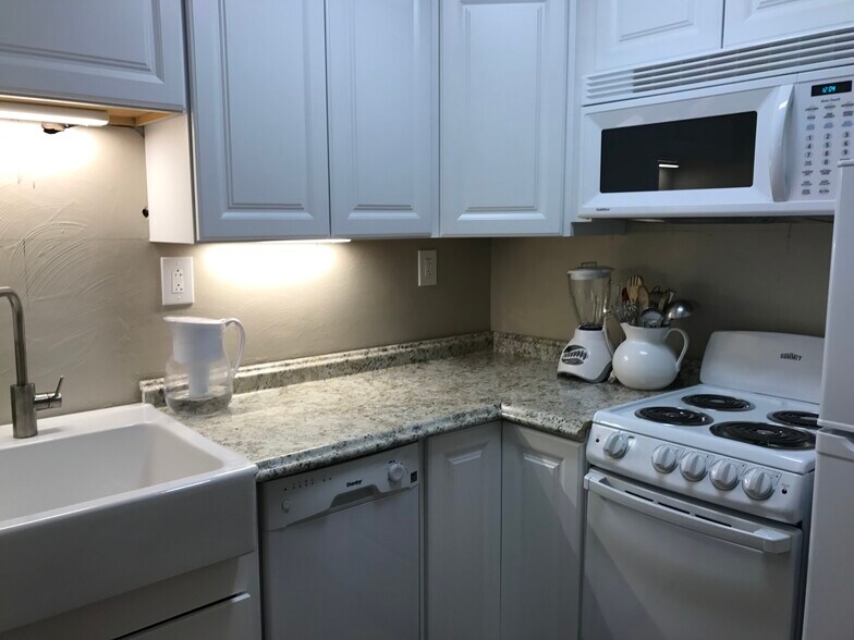 Primary Photo - 1100 Laclair St