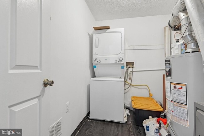 Building Photo - 11 Poillon Ct