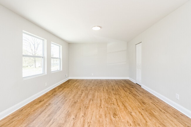 Building Photo - NEWLY RENOVATED 2 bedroom, 1 bathroom at G...