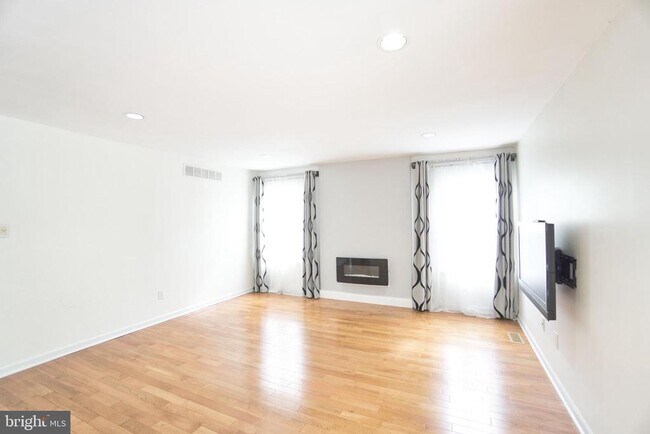 Building Photo - 113 N Stone Ridge Dr