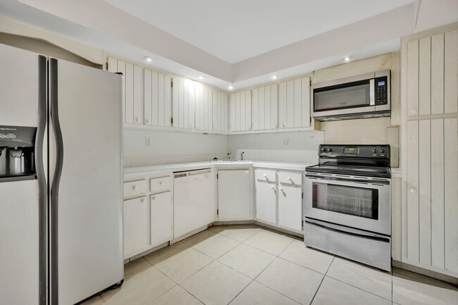 Building Photo - 2780 NE 183rd St