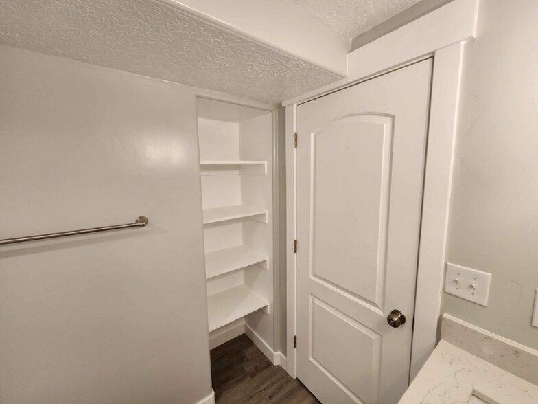 Building Photo - 439 N Hl Vw Dr