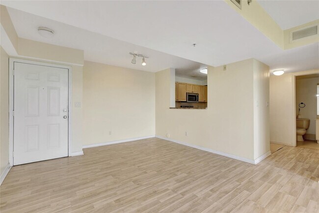 Building Photo - 529 E Sheridan St