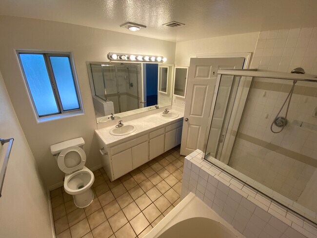 Building Photo - 14360 Riverside Dr