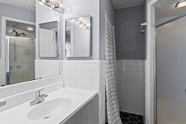 Building Photo - "Charming 2-Bed Condo in Greensboro with Spacious Layout, community clubhouse and POOL!"