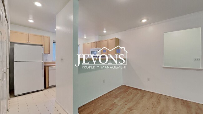 Building Photo - Condo with Swimming Pool and Private Enclosed 1-Car Garage in Klahanie Neighborhood