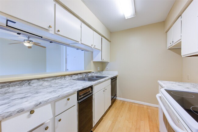 Building Photo - 3055 Walnut Bend Ln