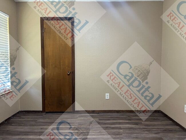Building Photo - Spacious 4 Bedroom