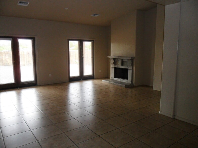 Living Area - 809 E Seneca St