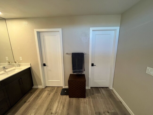Building Photo - Beautiful 3 Bedroom Townhome in the Southw...
