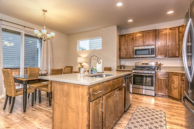 Building Photo - Spacious 3 Bedroom Home, Great Southeast B...
