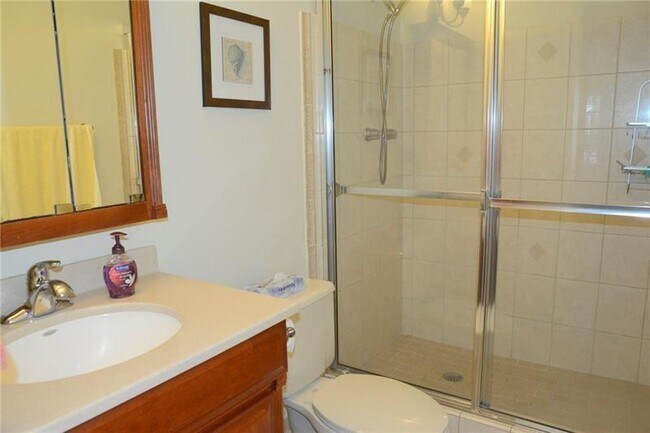Building Photo - 6499 Bay Club Dr